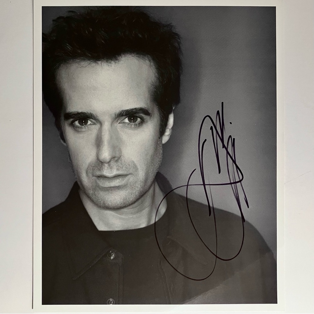 DAVID COPPERFIELD Signed 8x10 Photo / AWARD WINNING MAGICIAN / 11 World Records!